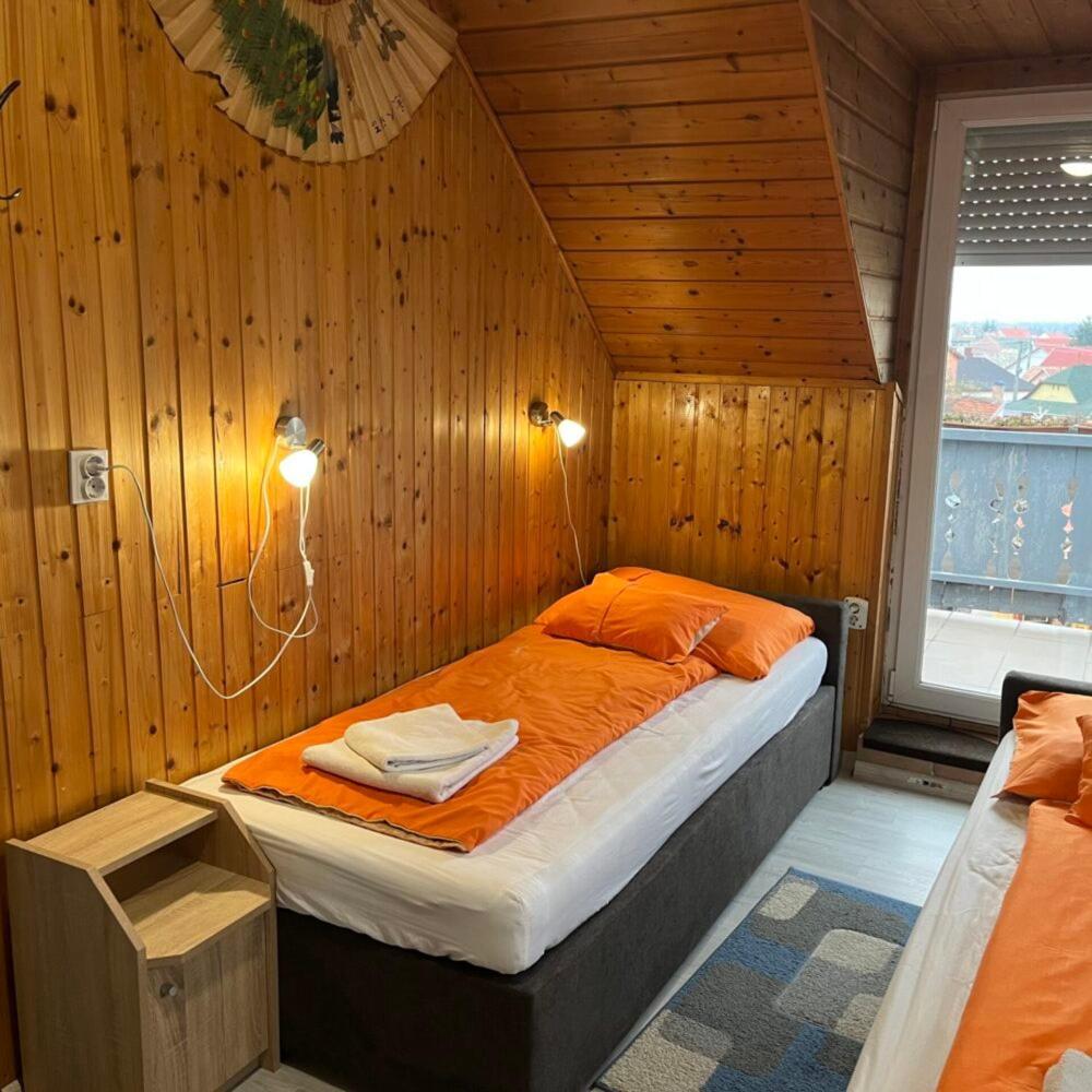 Bed and Breakfast Lenzl's Panzió Szigetvár Esterno foto