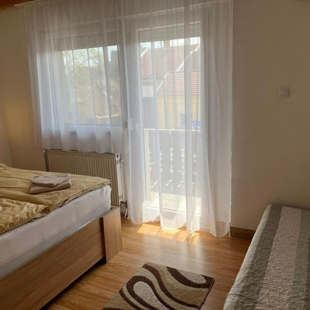 Bed and Breakfast Lenzl's Panzió Szigetvár Esterno foto