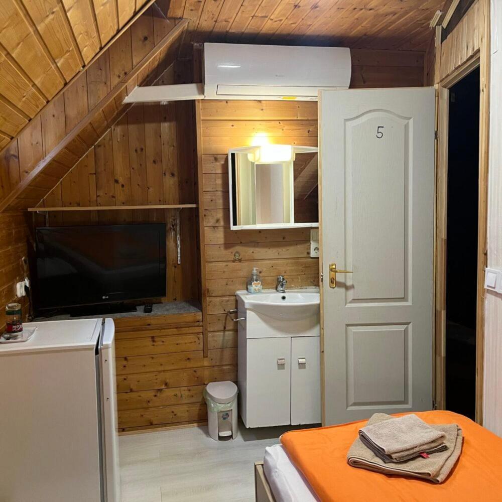 Bed and Breakfast Lenzl's Panzió Szigetvár Esterno foto