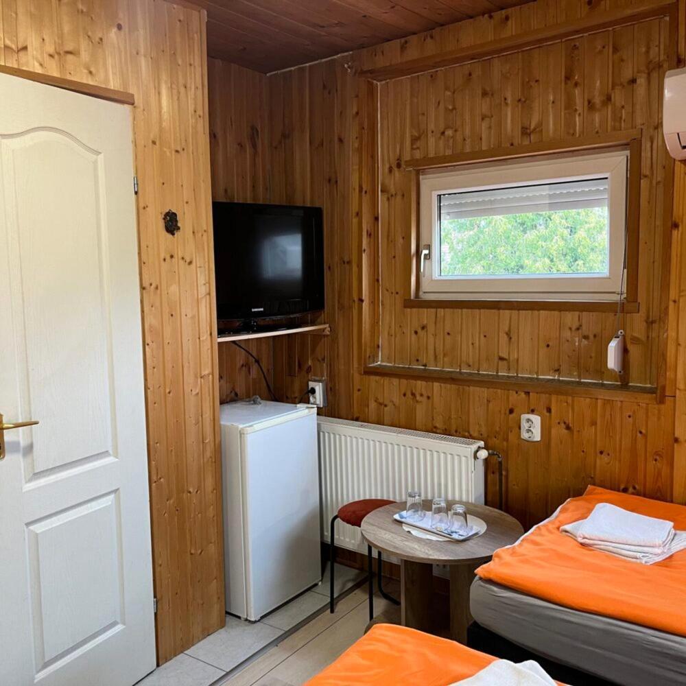 Bed and Breakfast Lenzl's Panzió Szigetvár Esterno foto