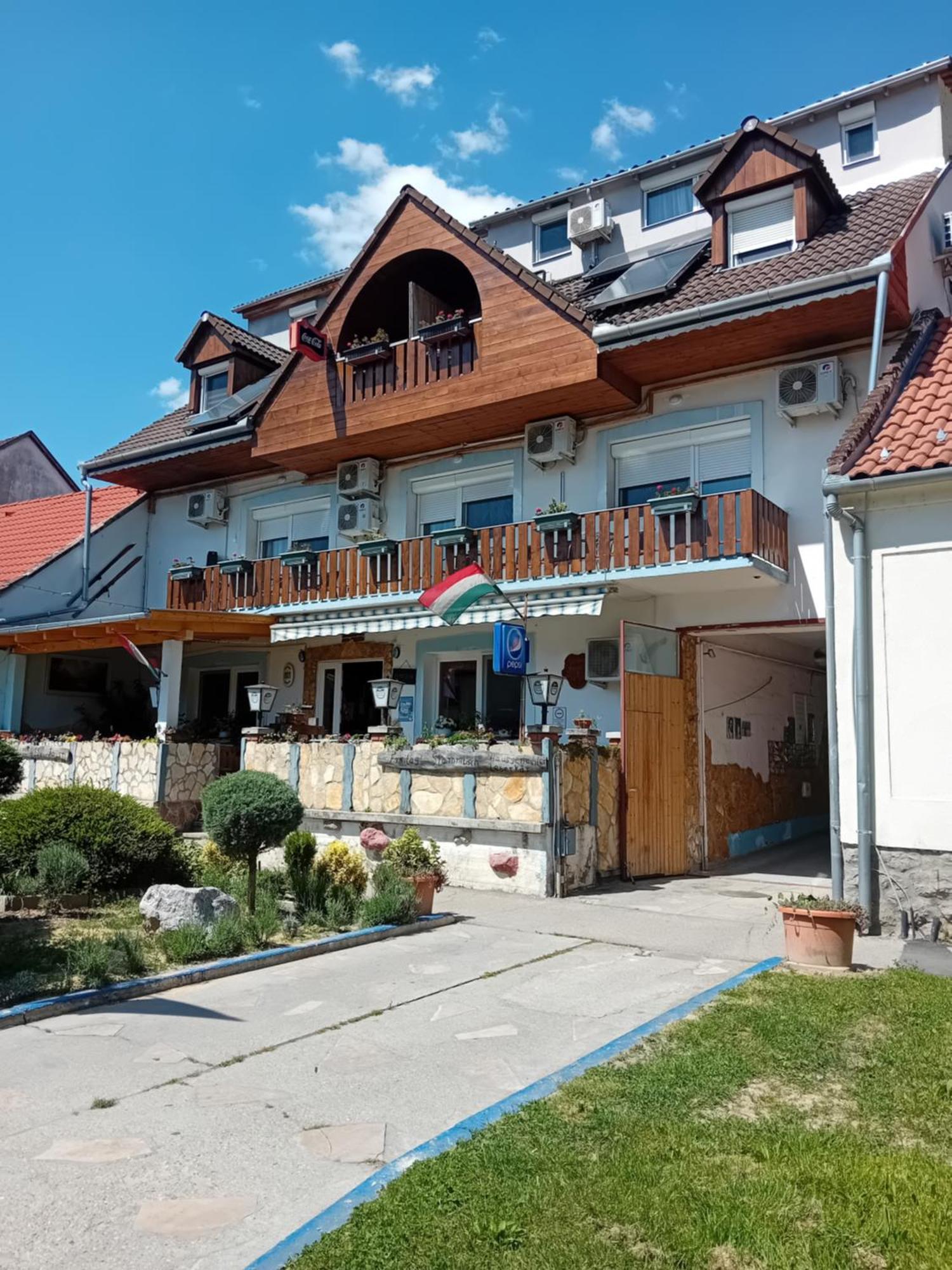 Bed and Breakfast Lenzl's Panzió Szigetvár Esterno foto
